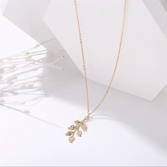 NWOT Leaves gold tone dangle Necklace with chain - Picture 9 of 10